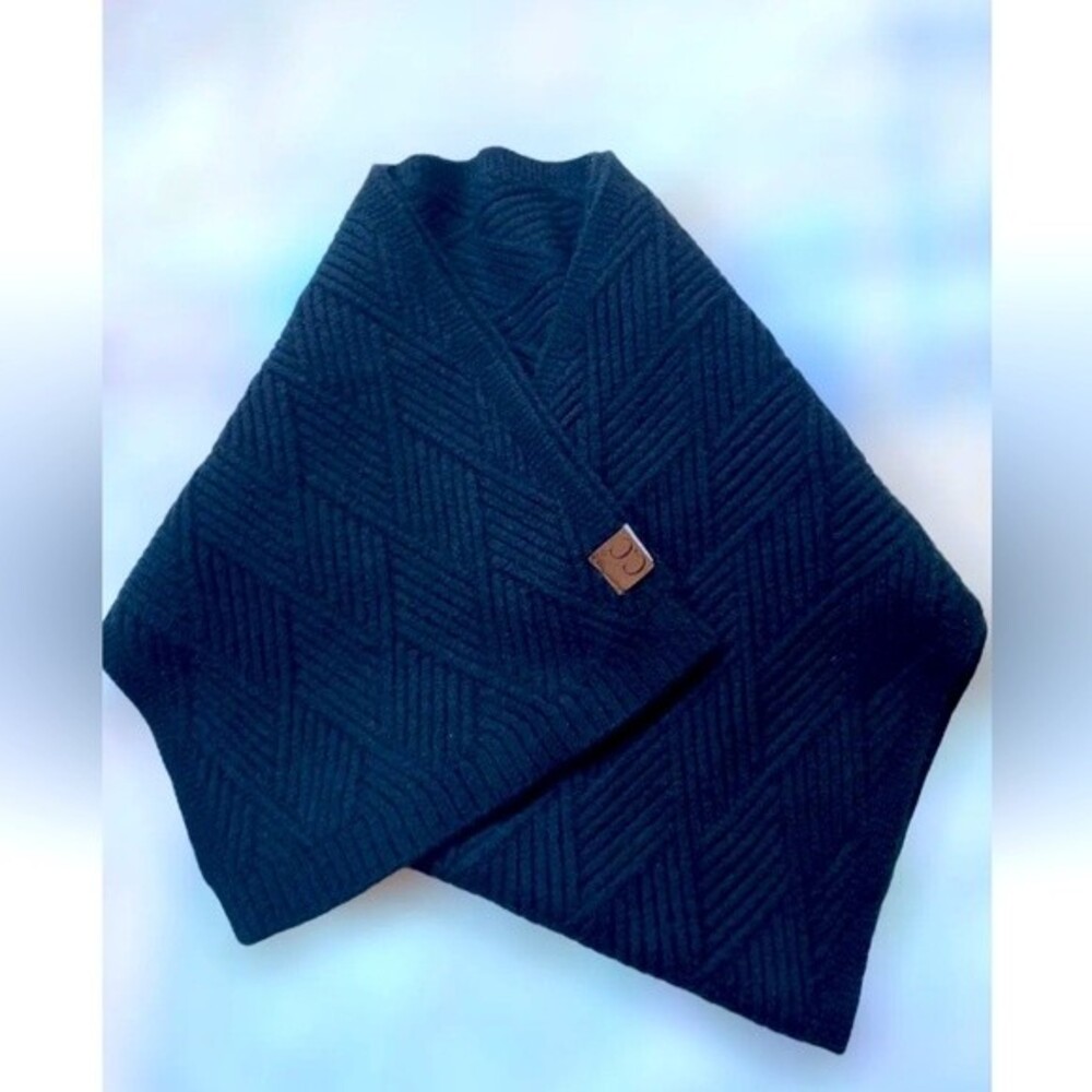 CC Knitted Rectangle C.C Scarf Black Cable Winter Neck Warm Logo NWOT